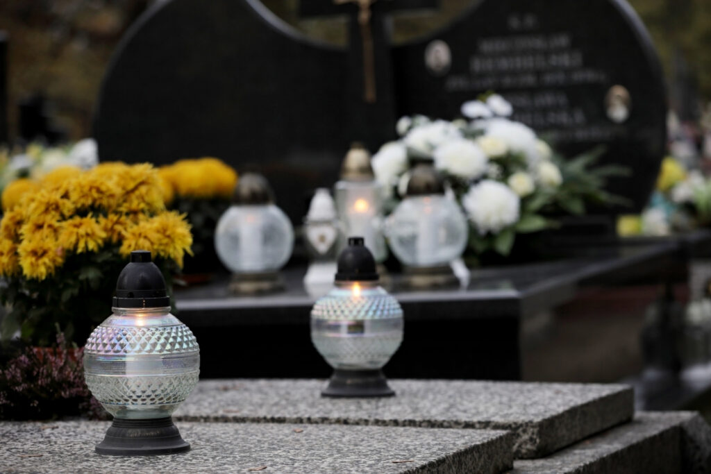Gdzie wyrzucić znicze i kwiaty po 1 listopada? Ten błąd popełnia wielu Polaków