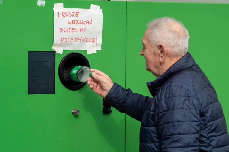Recyklomat w szkole, urzędzie lub na osiedlu – jak samorządy mogą wspierać system kaucyjny?