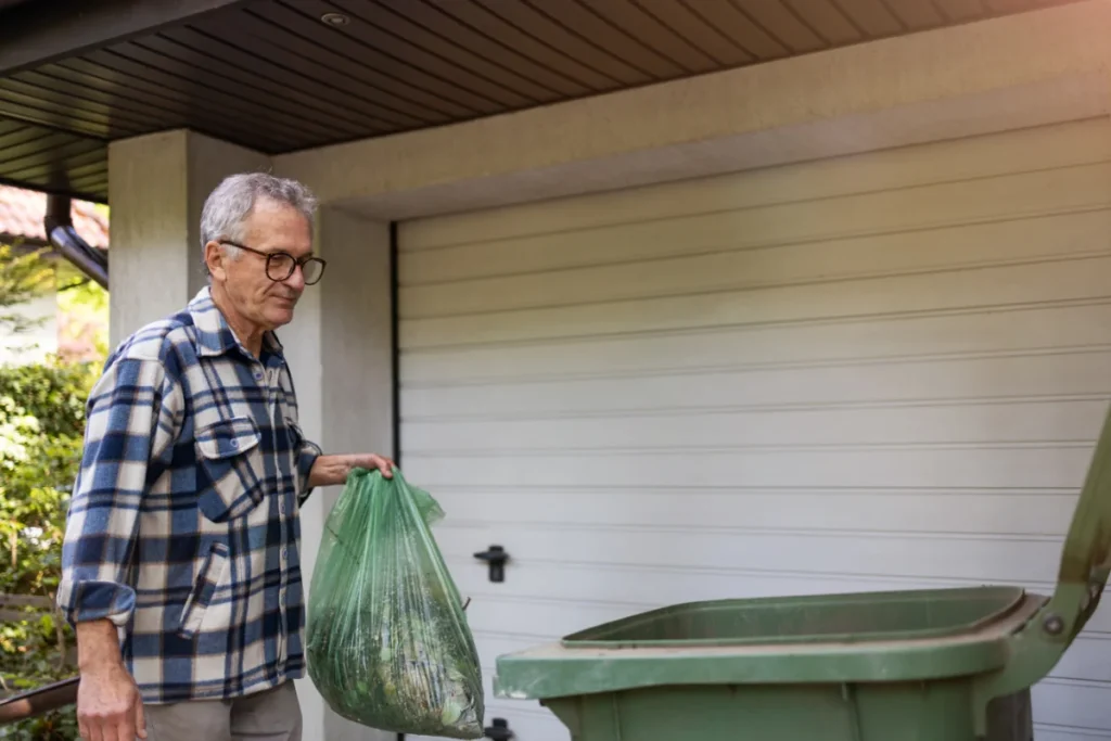 Śmieci za 0 zł dla seniorów? O ulgę decyduje dochód, nie wiek